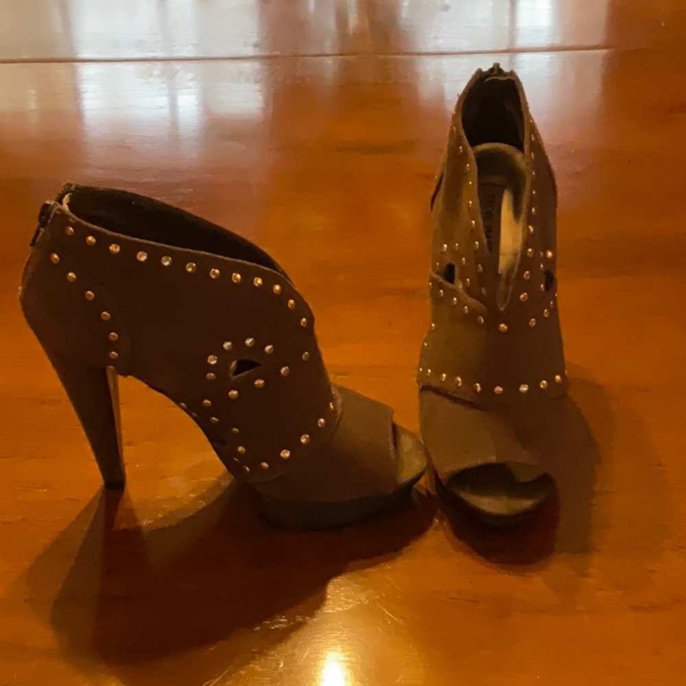 Steve Madden.. brown suede .. peep toe.. Size 6 1/2..